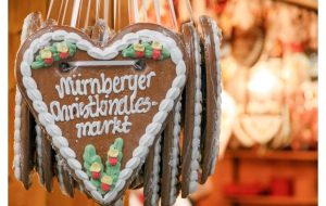 Gingerbread heart with white frosting saying Nürnberger Christkindlesmarkt